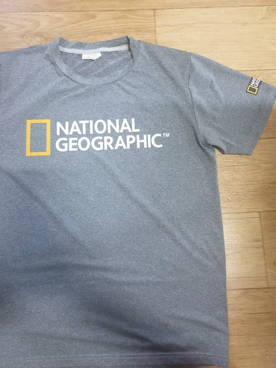 I'm selling a size 95 National Geographic vahn in good condition.