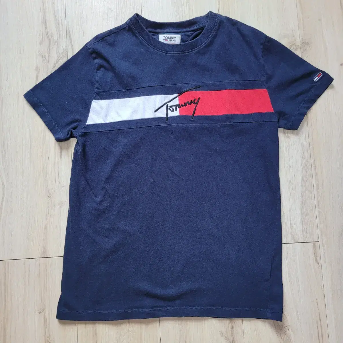 M Round tee with Tommy Hilfiger logo