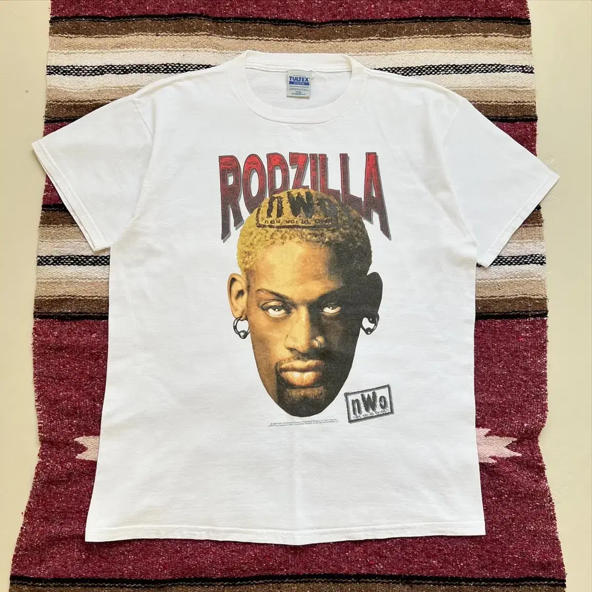 1998 Dennis Rodman NWO T-Shirt Vintage Rosilla NBA 90s