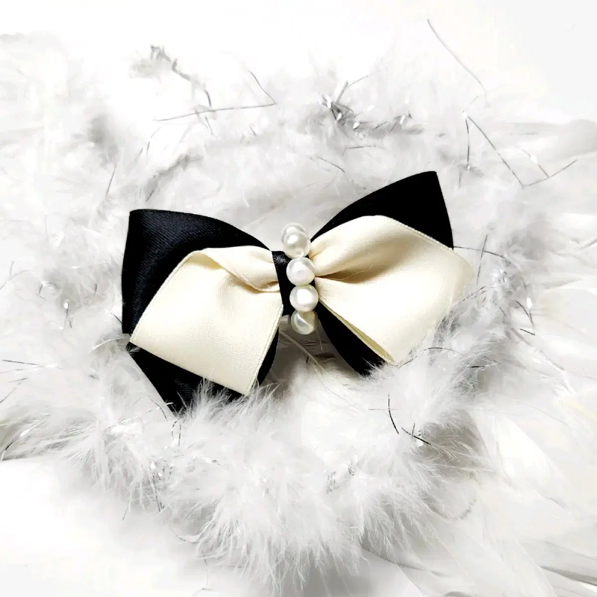 Black and white pearl-decorated ribbon pin