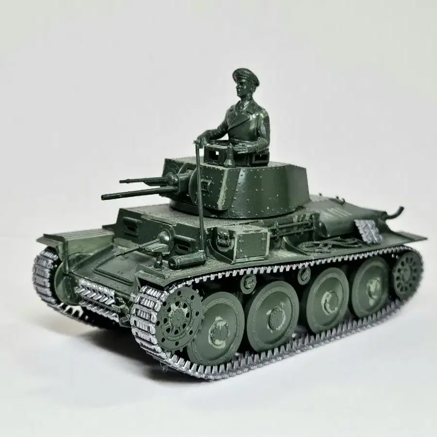 조립품 [이탈레리] 1/35 독일 Pzkpfw 38(t) 프라가 전차