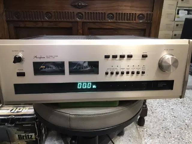 Accuphase FM Tuner  T-104