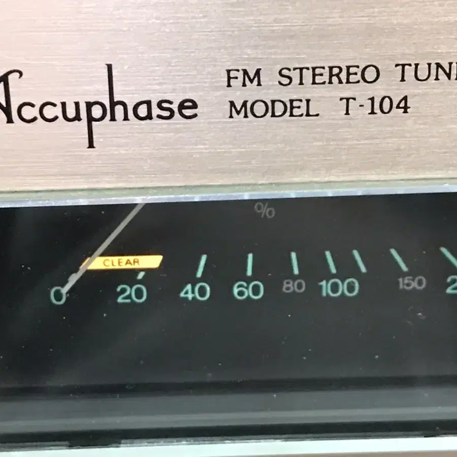 Accuphase FM Tuner  T-104