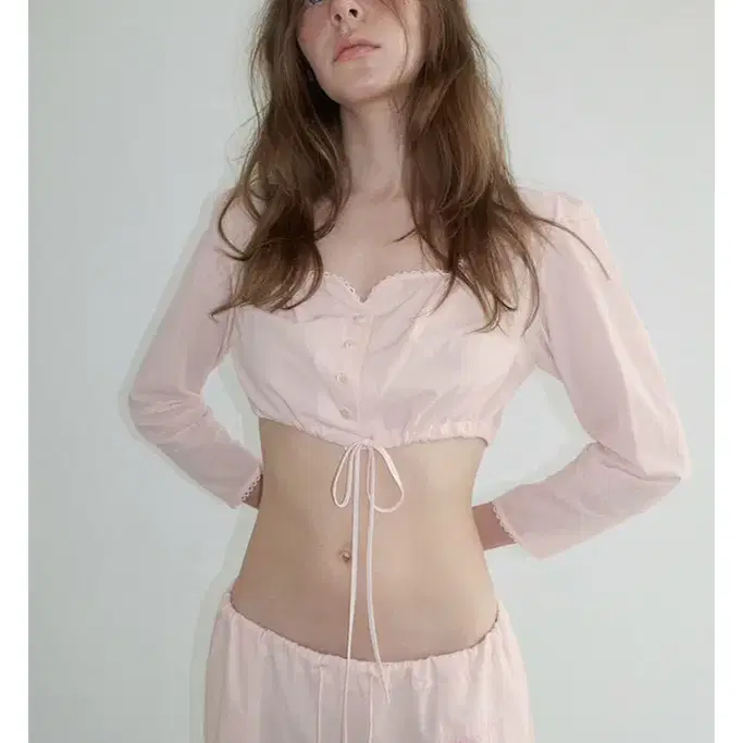 새상품)오버듀플레어 COTTON CROP BLOUSE_BABY PINK