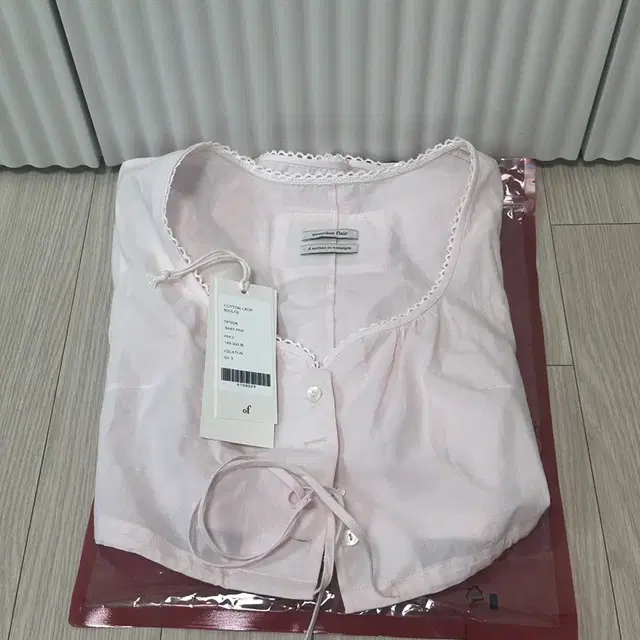 새상품)오버듀플레어 COTTON CROP BLOUSE_BABY PINK