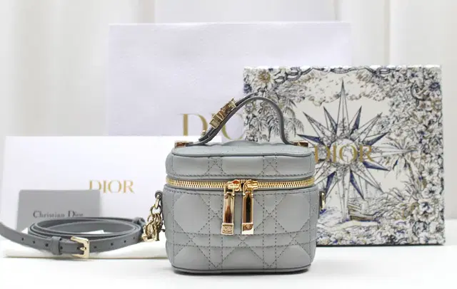 [중고명품다올] 디올 Lady Dior 마이크로 베니티백  클라우드블루