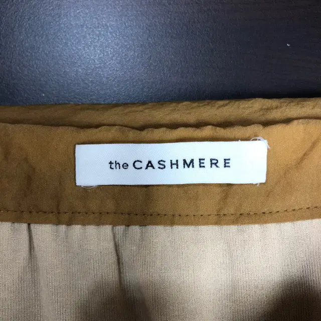 [ 한섬 ] THE CASHMERE 더캐시미어 크링클 백슬릿 롱 스커트