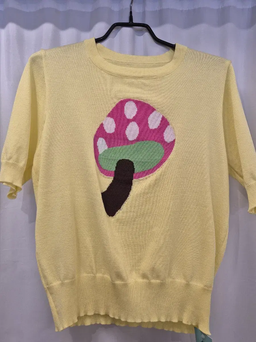 Yellow knit short-sleeved T-shirt