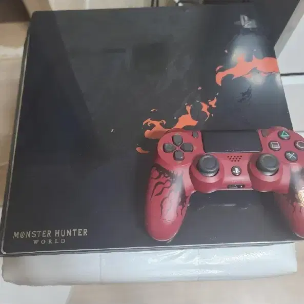 PS4 PRO 몬스터헌터 에디션 1테라+ 타이틀3개