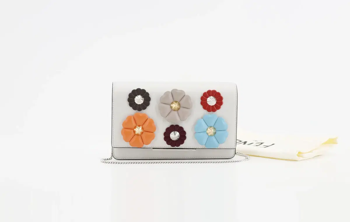 [착한중고명품울산점] Fendi Flower Studded Chain Bag 8M0346-9JP