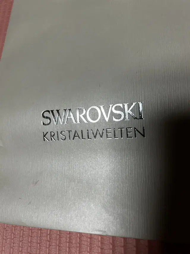 스왈로브스키 Swarovski 쇼핑백 판매합니다.  - 사이즈 : 16-