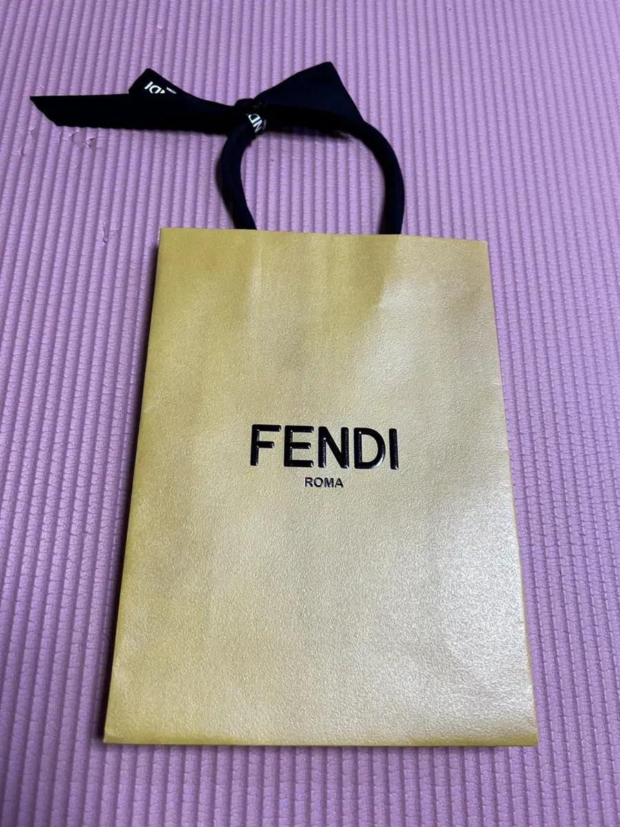 펜디 FENDI 쇼핑백 판매합니다  - 사이즈 : 18-25-8cm  택