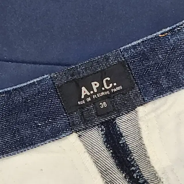 [29] A.P.C. 아페세 빈티지 데님 쇼츠