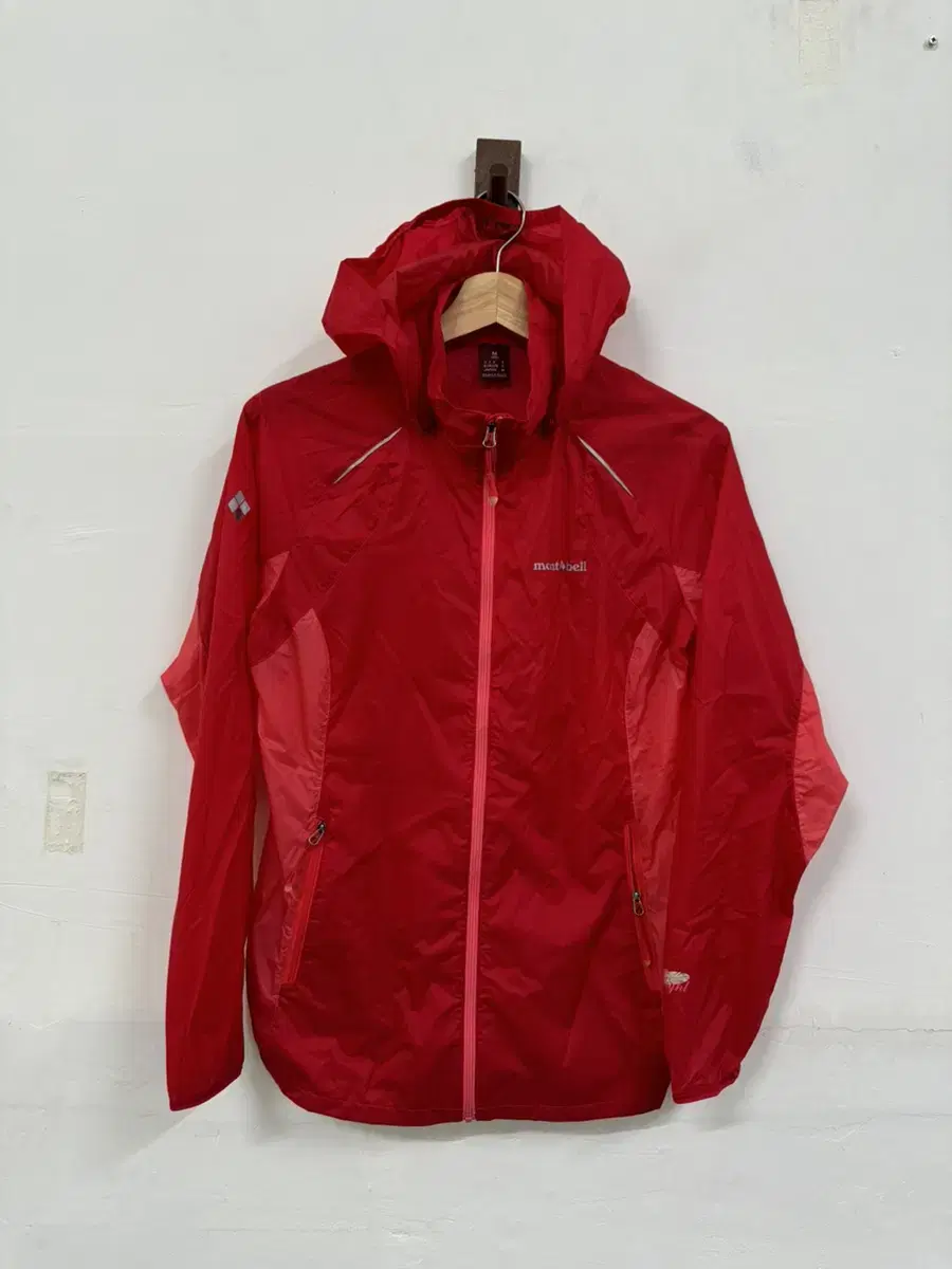 (95)Montbell Women's Lightweight Windbreaker