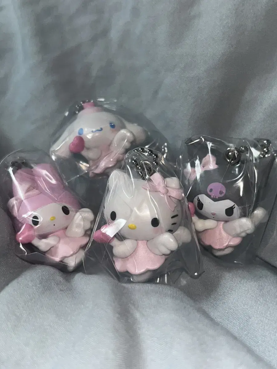 Sanrio Yumemiru Angel keyring Gacha Mamel Kuromi Cinnamon Rolls