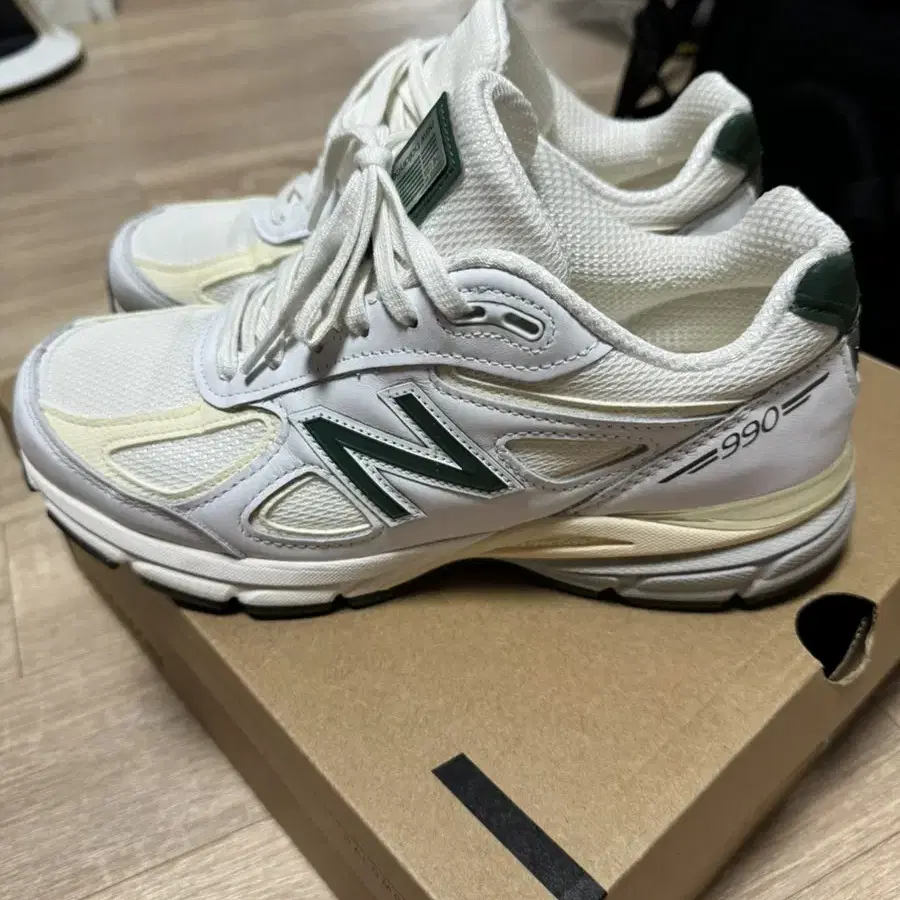 뉴발란스 990 v4 made in U.S.A 화이트 그린