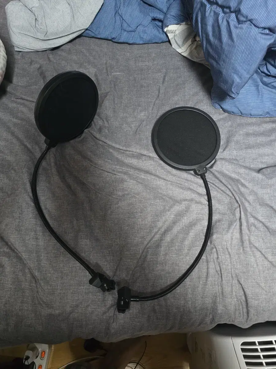 Microphone pop filter