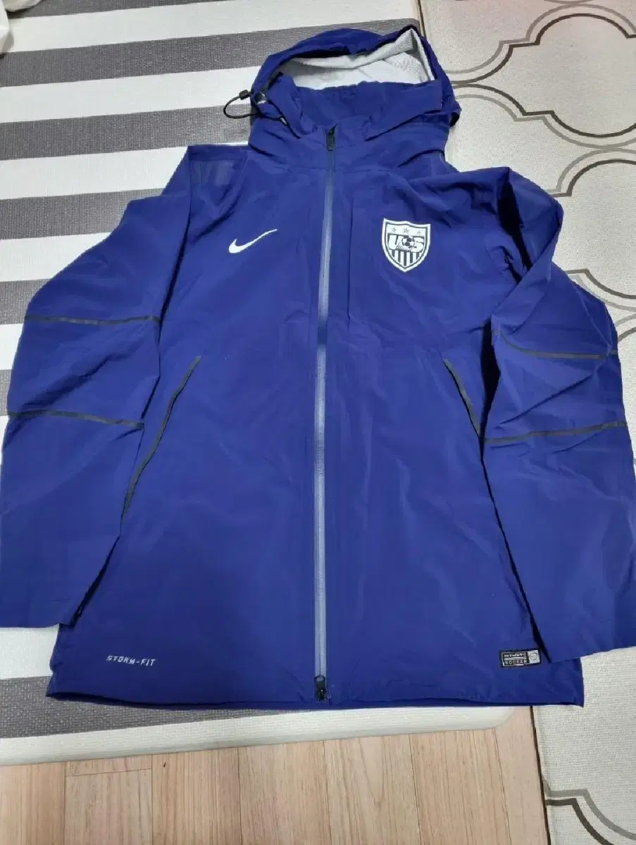 [XL] 15-16 US payable rain jackets for sale