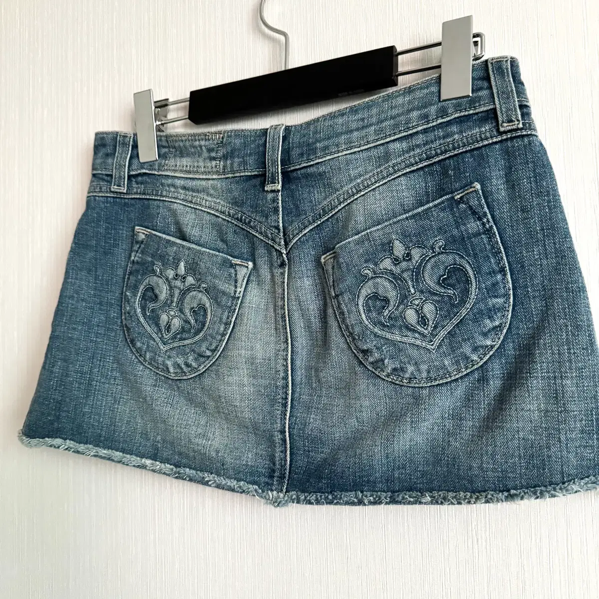 Back pocket point denim mini skirt