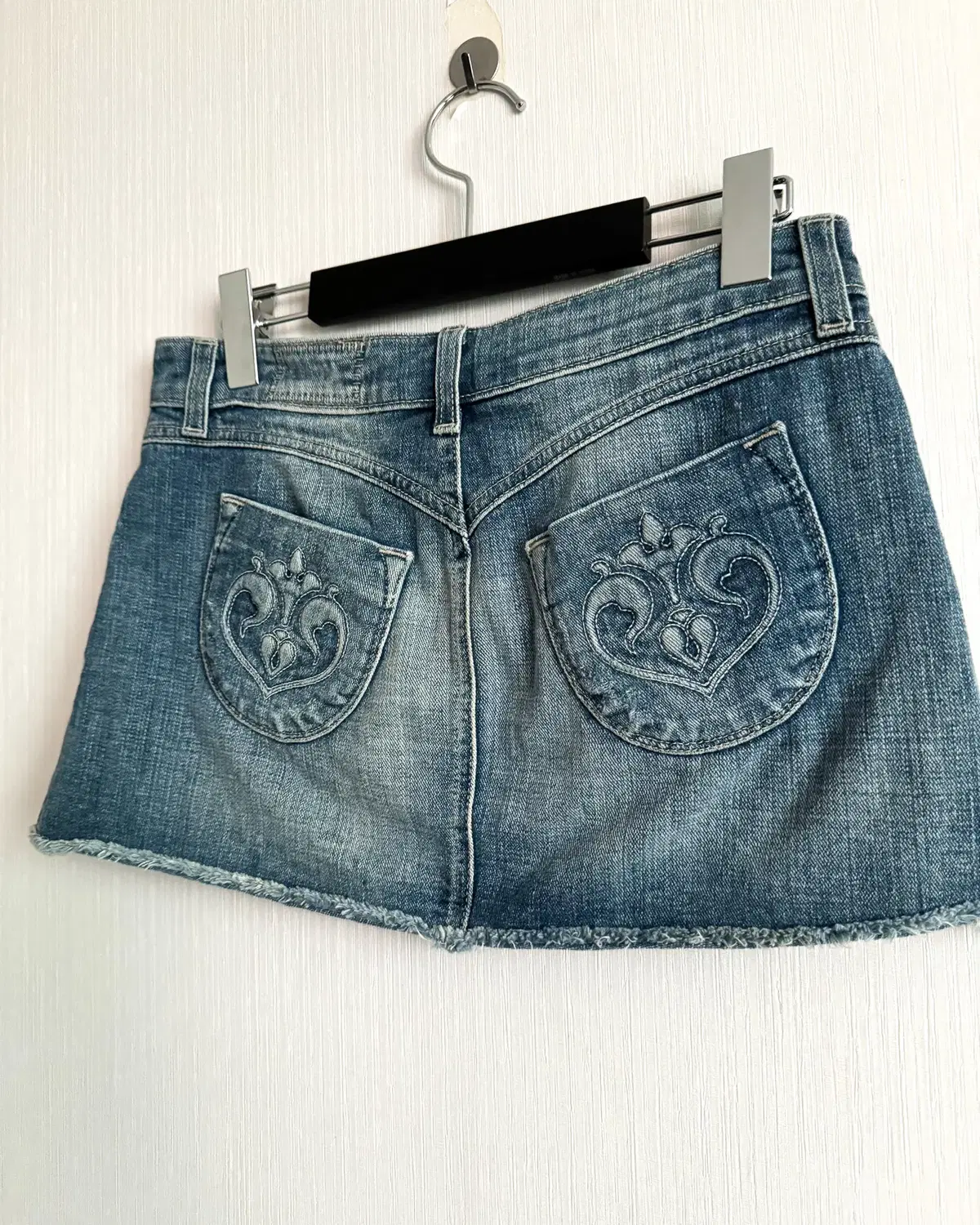 Back pocket point denim mini skirt