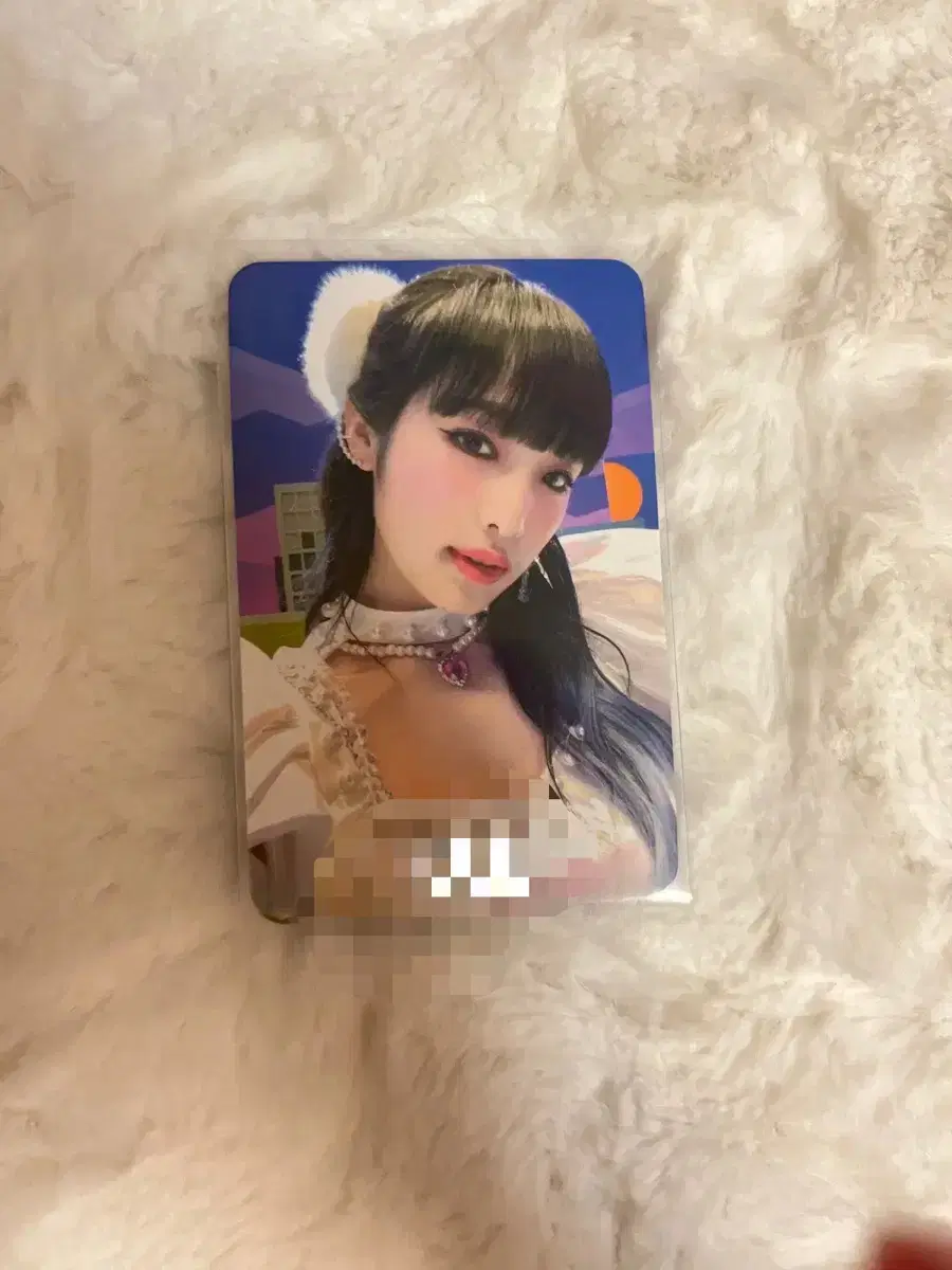 Yena Choi sells her smartphone unreleased photocard 