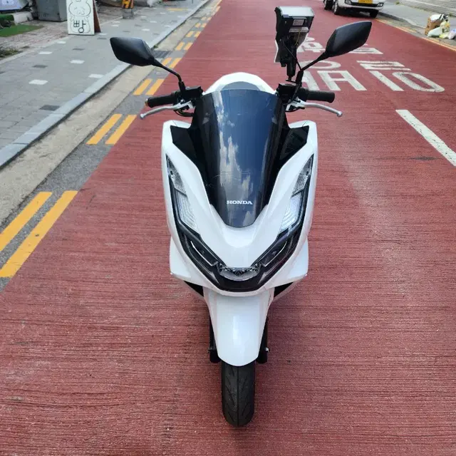 G- 9천m대 깔끔화이트 21년식 pcx125 ABS모델