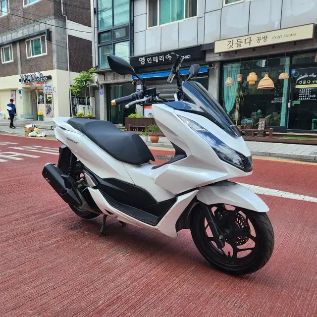 G- 9천m대 깔끔화이트 21년식 pcx125 ABS모델