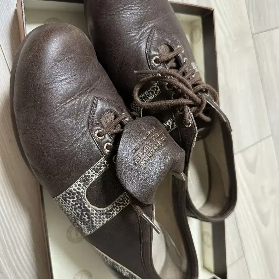 J.W Foster Deluxe Reebok 리복 275 판매합니다.