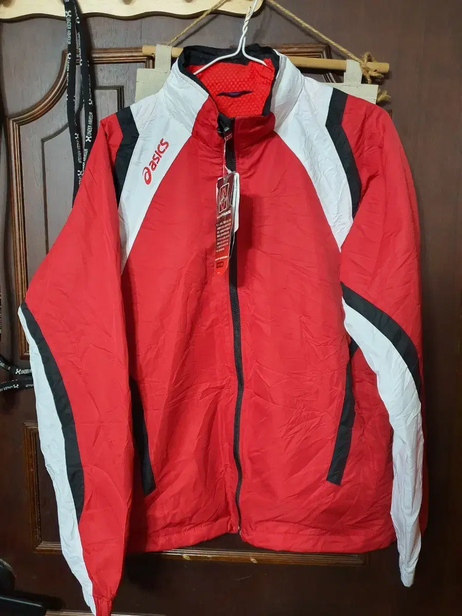 ASICS Spring and Autumn Jacket Brand New Medium Red Unused Hooded ASICS Jersey Jumpers