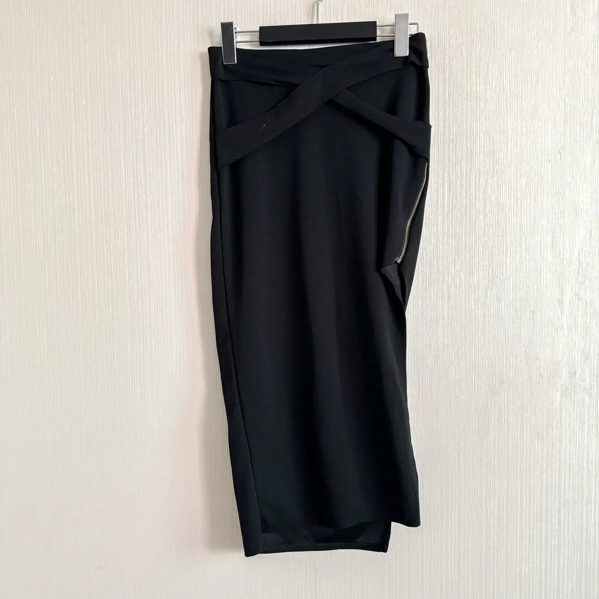 Side line cut off unbalanced midi skirt