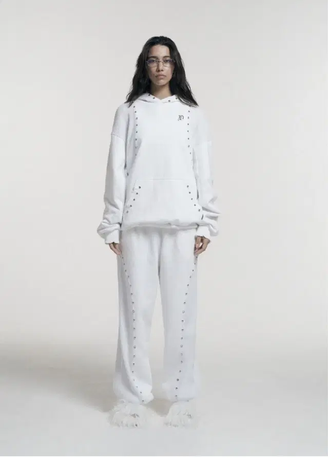 오도어 Grunge stud pants in white 그런지