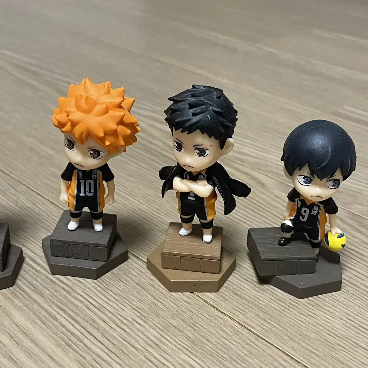 Sells Haikyuu Gacha figures (Hinata Kageyama Suga Ennoshita, etc..)