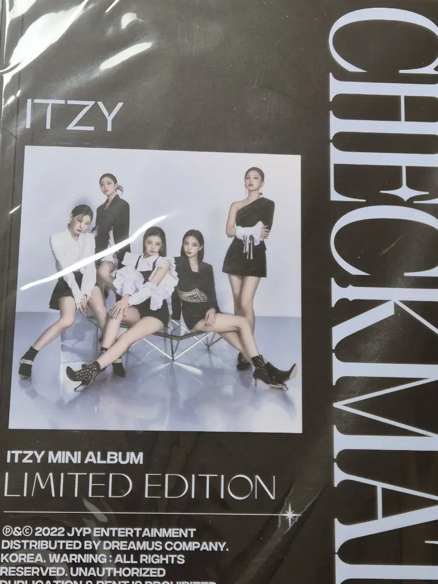 Itzy Checkmate limited album album Sneakers