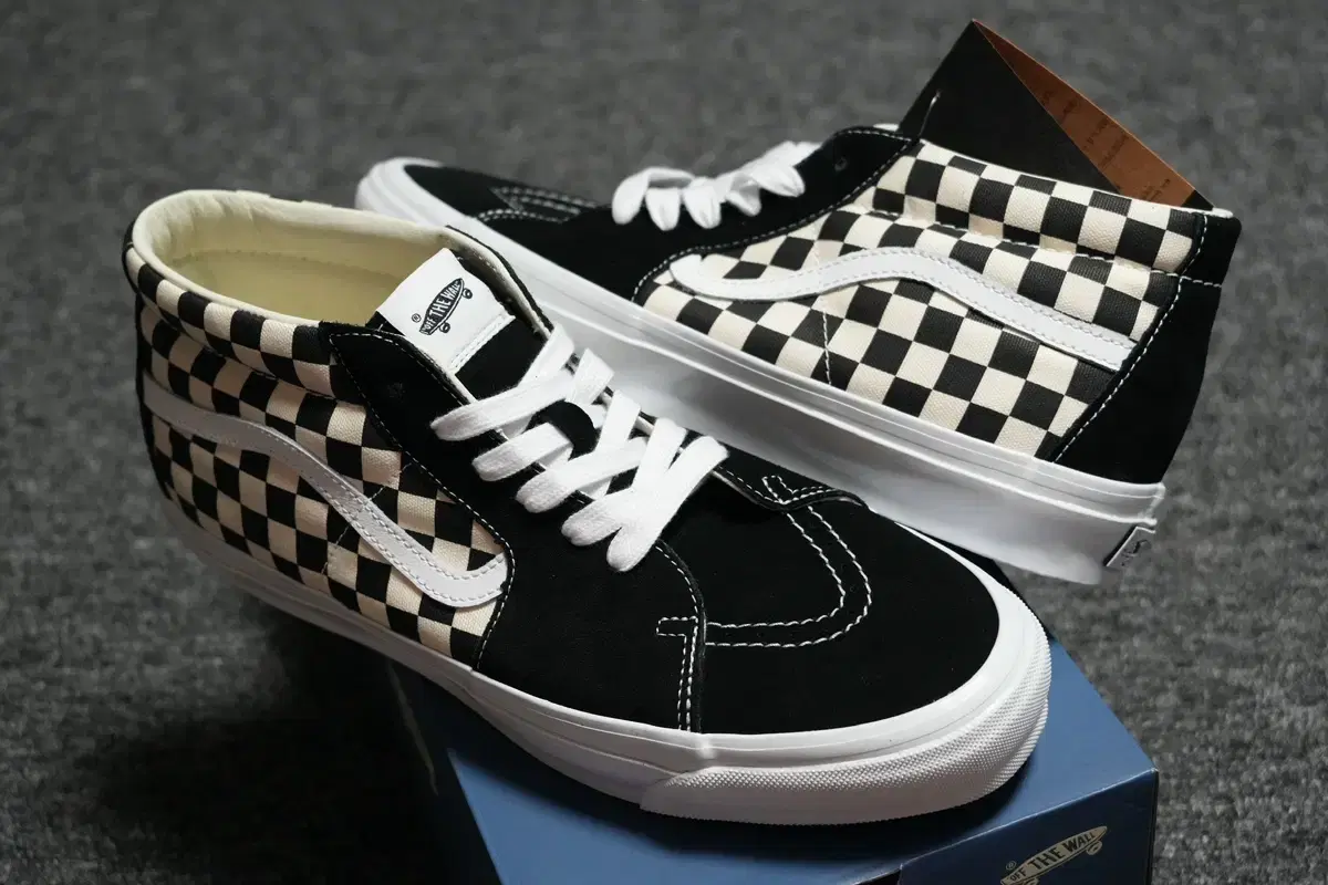 (300) Vahn's Premium Skate Mid Reissue 83 Black Checkerboard