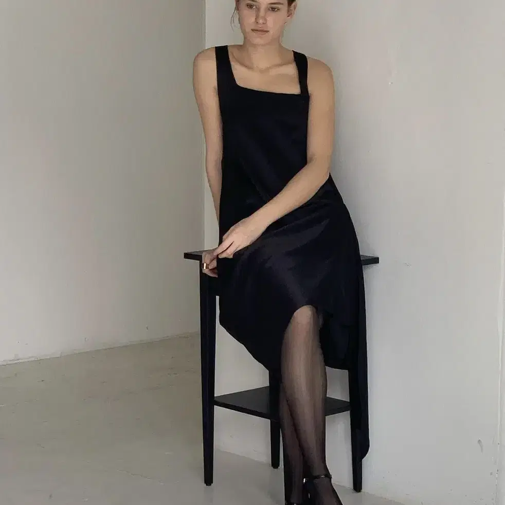 르에 LE.A - Silk side drape dress / black