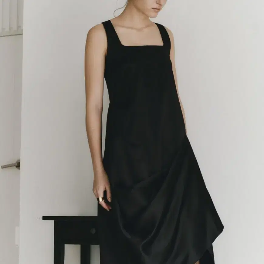 르에 LE.A - Silk side drape dress / black