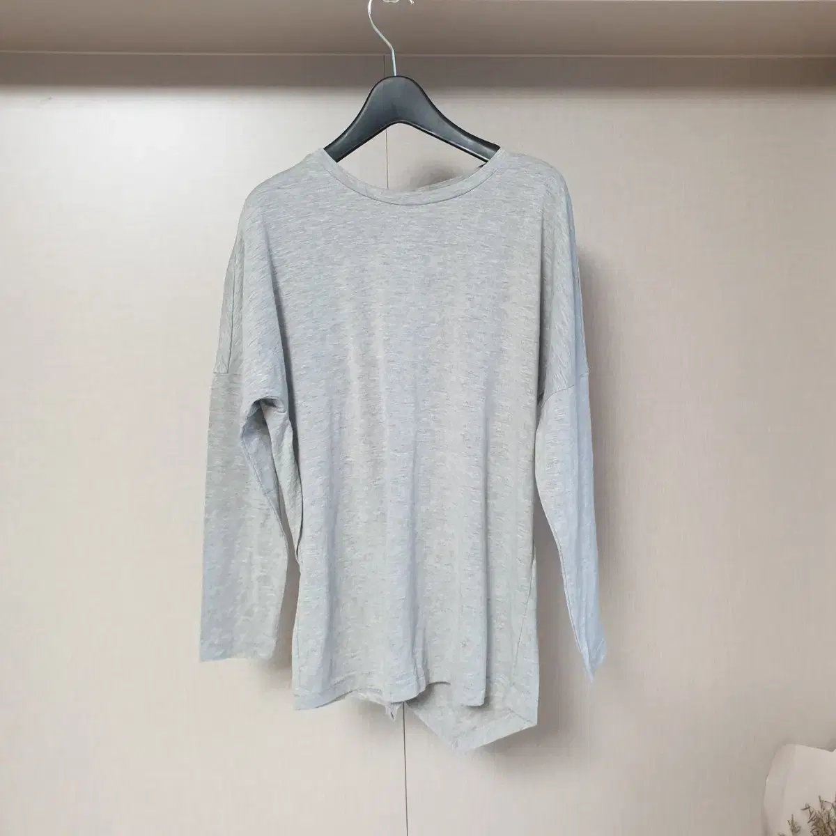 90) Line Vine Back Shirring Long Sleeve Tee