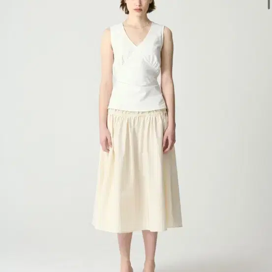 글로니 LILY SHIRRING SLEEVELESS TOP  화이트 s