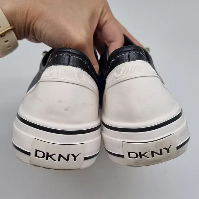 DKNY 레더 스니커즈255.