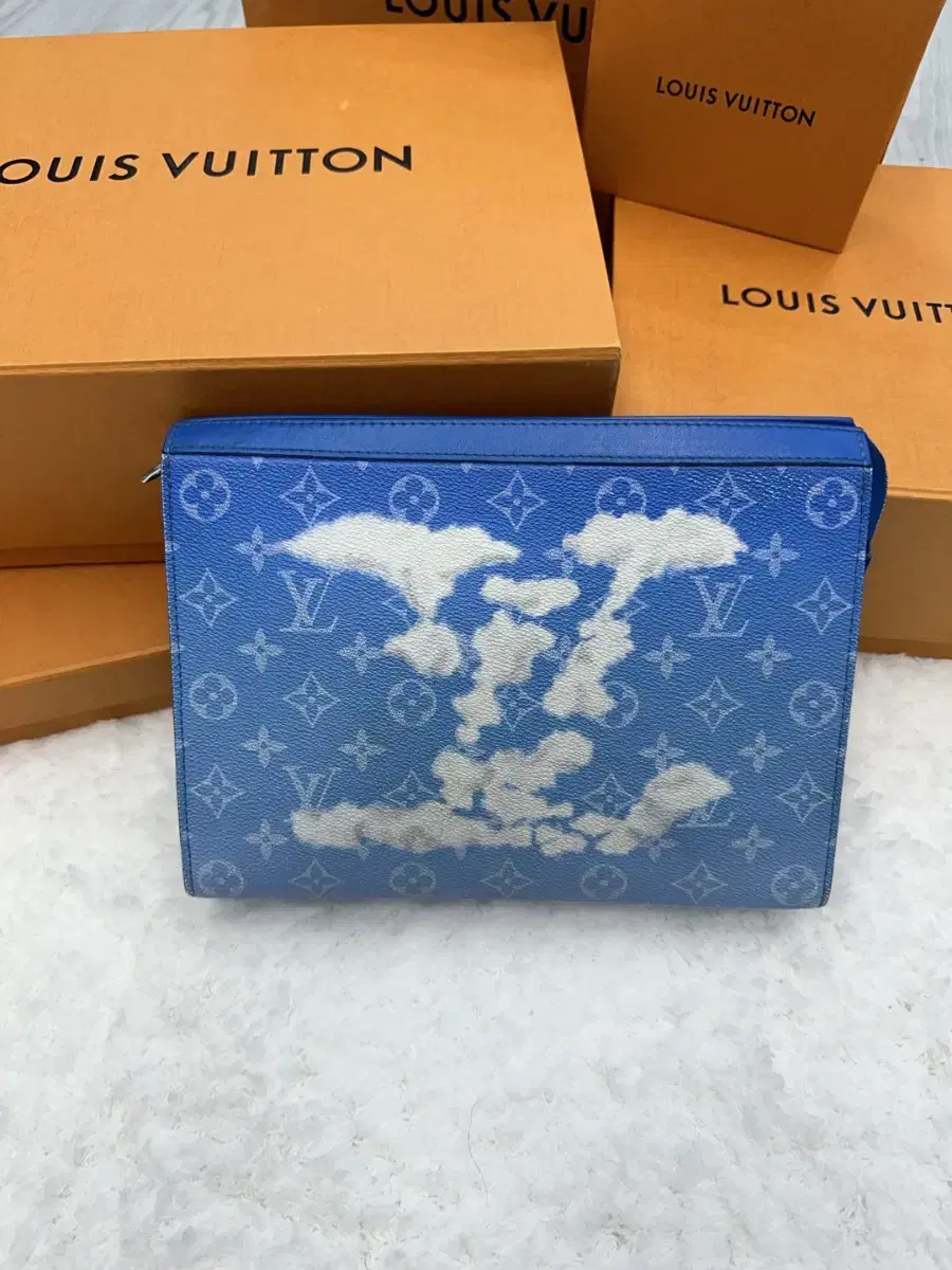 [SEVEN LUXURY SHOP] Louis Vuitton Cloud Pochette Clutch