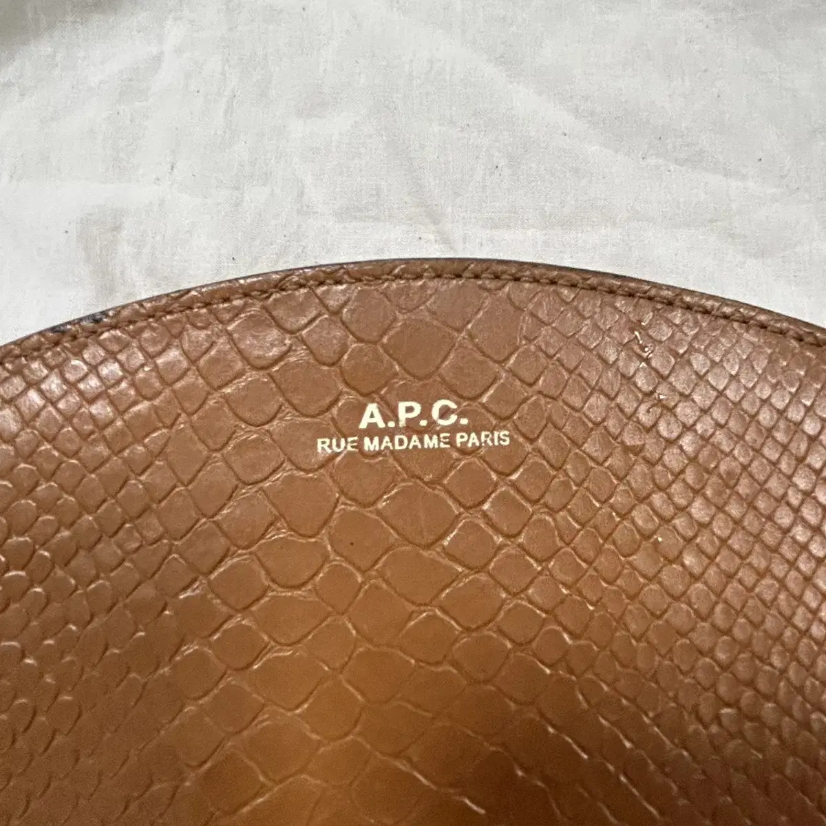 아페쎄 A.P.C  하프문 크로스 백