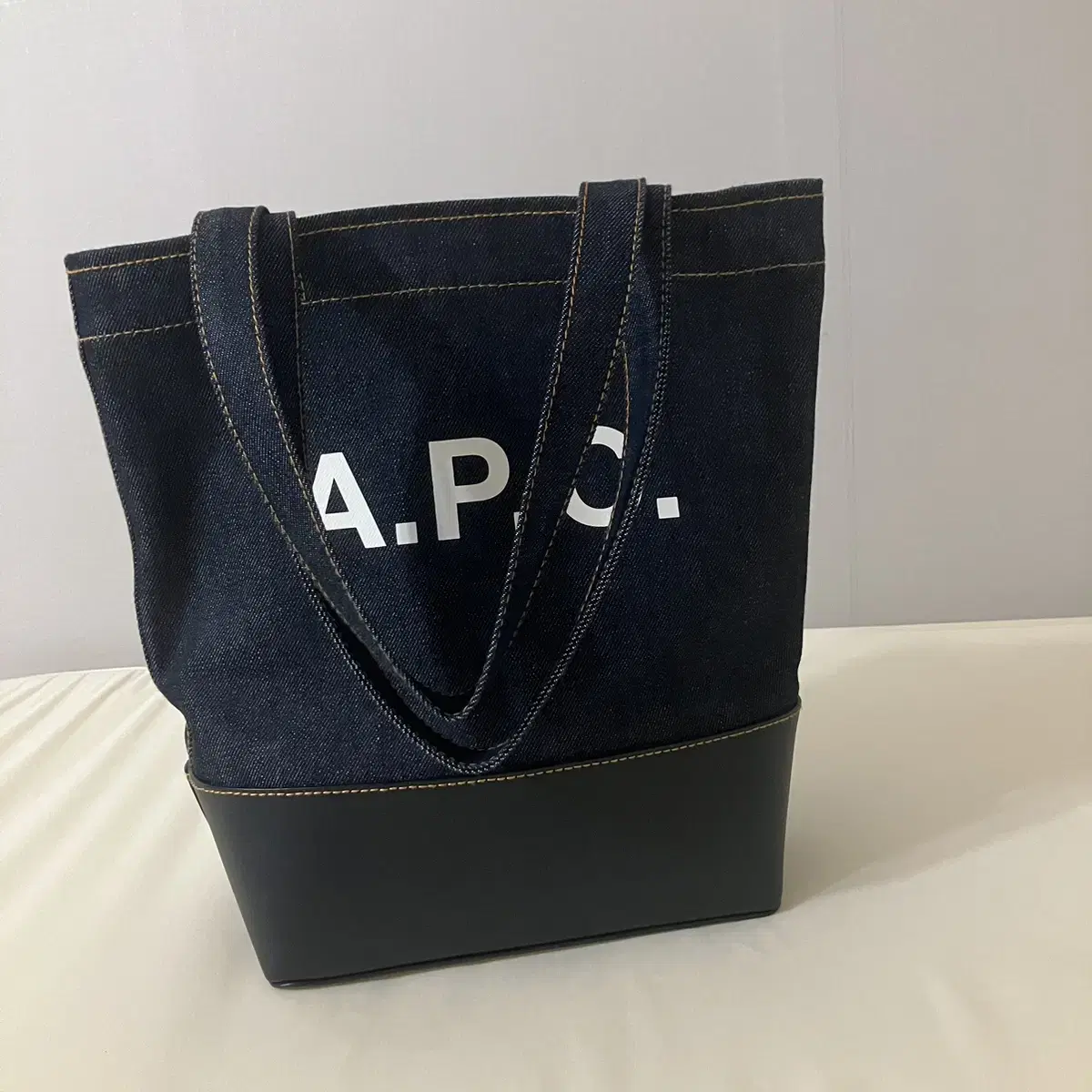 A.P.C 아페쎄 악셀 스몰 토트백