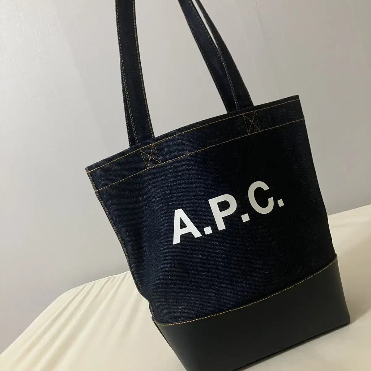 A.P.C 아페쎄 악셀 스몰 토트백