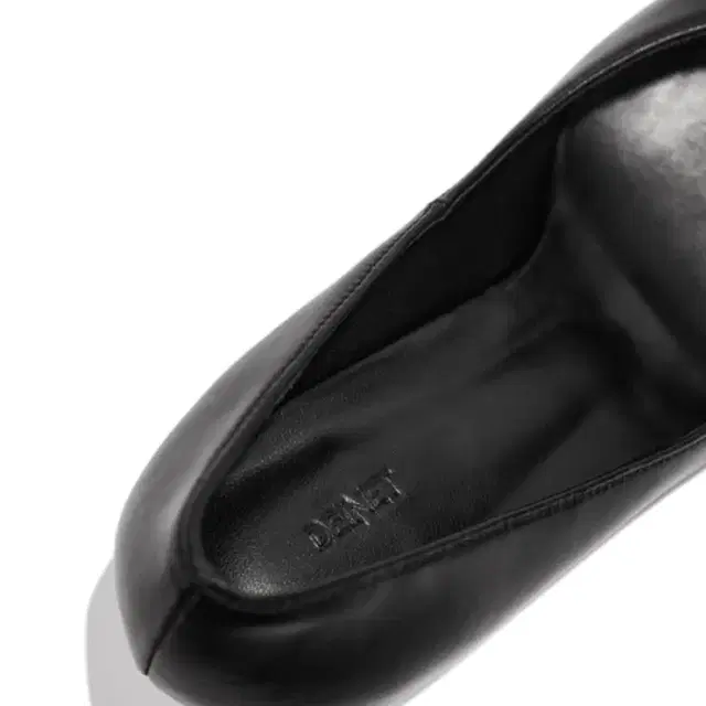 다이닛 LEATHER GLASS HEEL IN BLACK