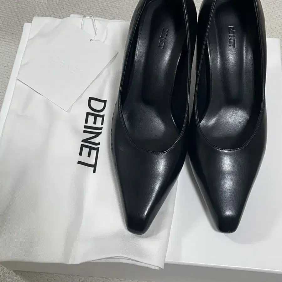 다이닛 LEATHER GLASS HEEL IN BLACK