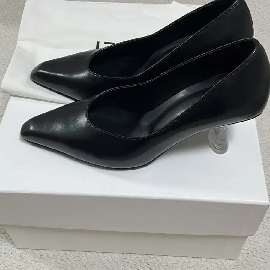 다이닛 LEATHER GLASS HEEL IN BLACK