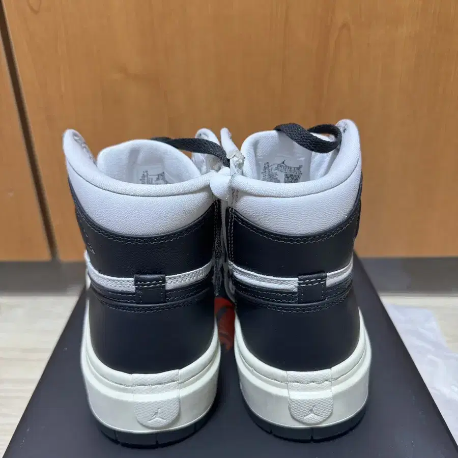 NIKE WMNS AIR JORDAN 1 ELEVATE HIGH