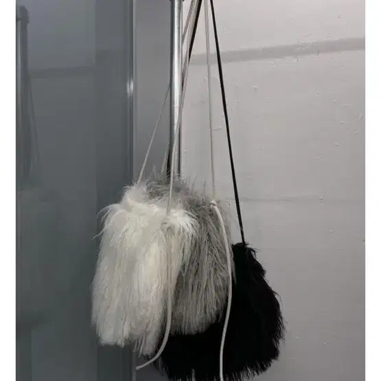 지그재그 이네기 퍼 가방 백 Melt fur cross bag