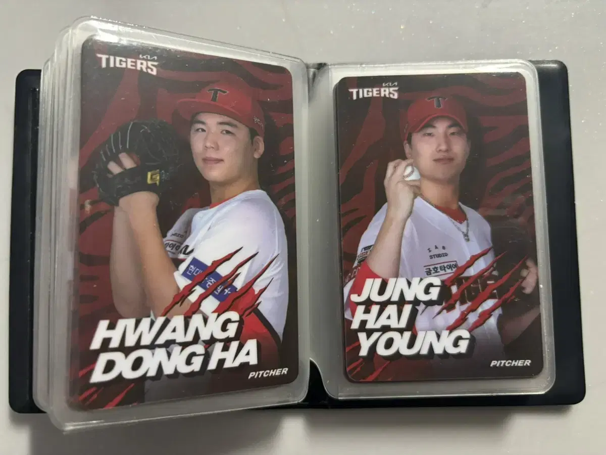 Photo kard of Hwang Dong-ha and Jung Hae-young of Kia Tigers