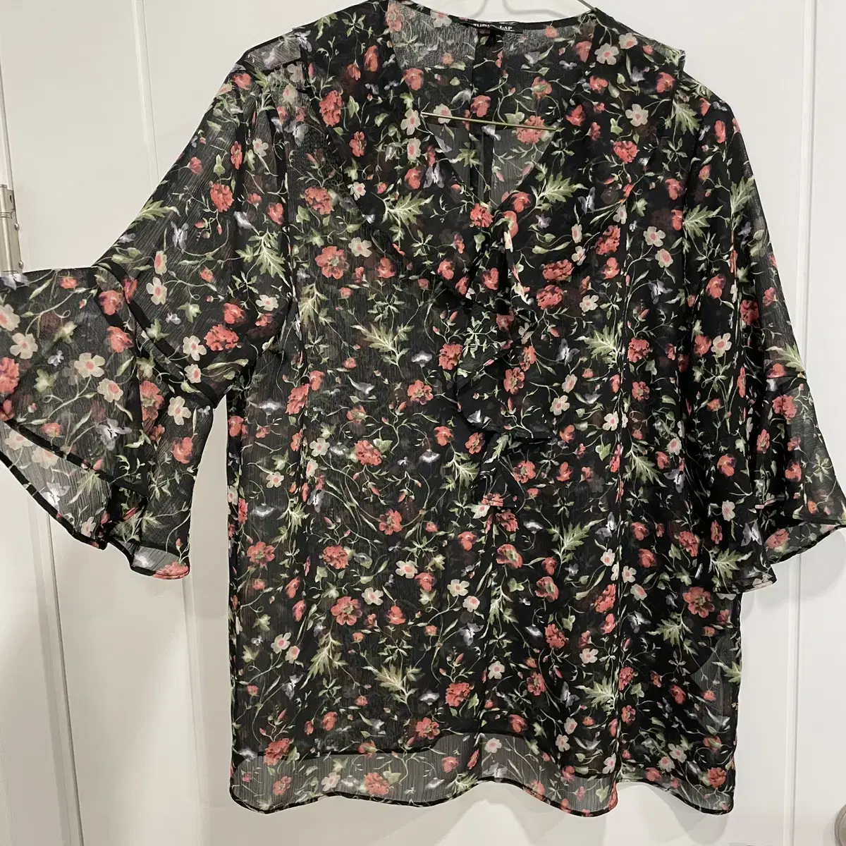 Blouse with a wrap flower pattern